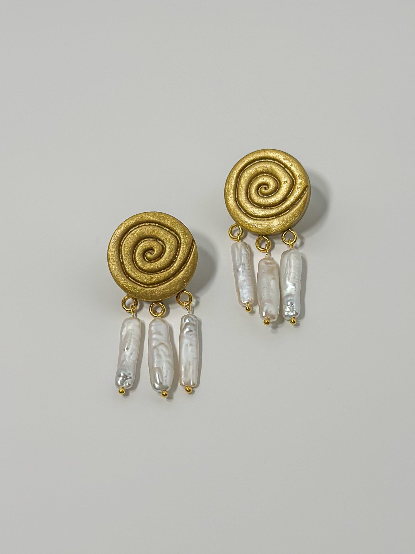 Handmade gold spiral earrings with baroque pearls, elegant and unique design.