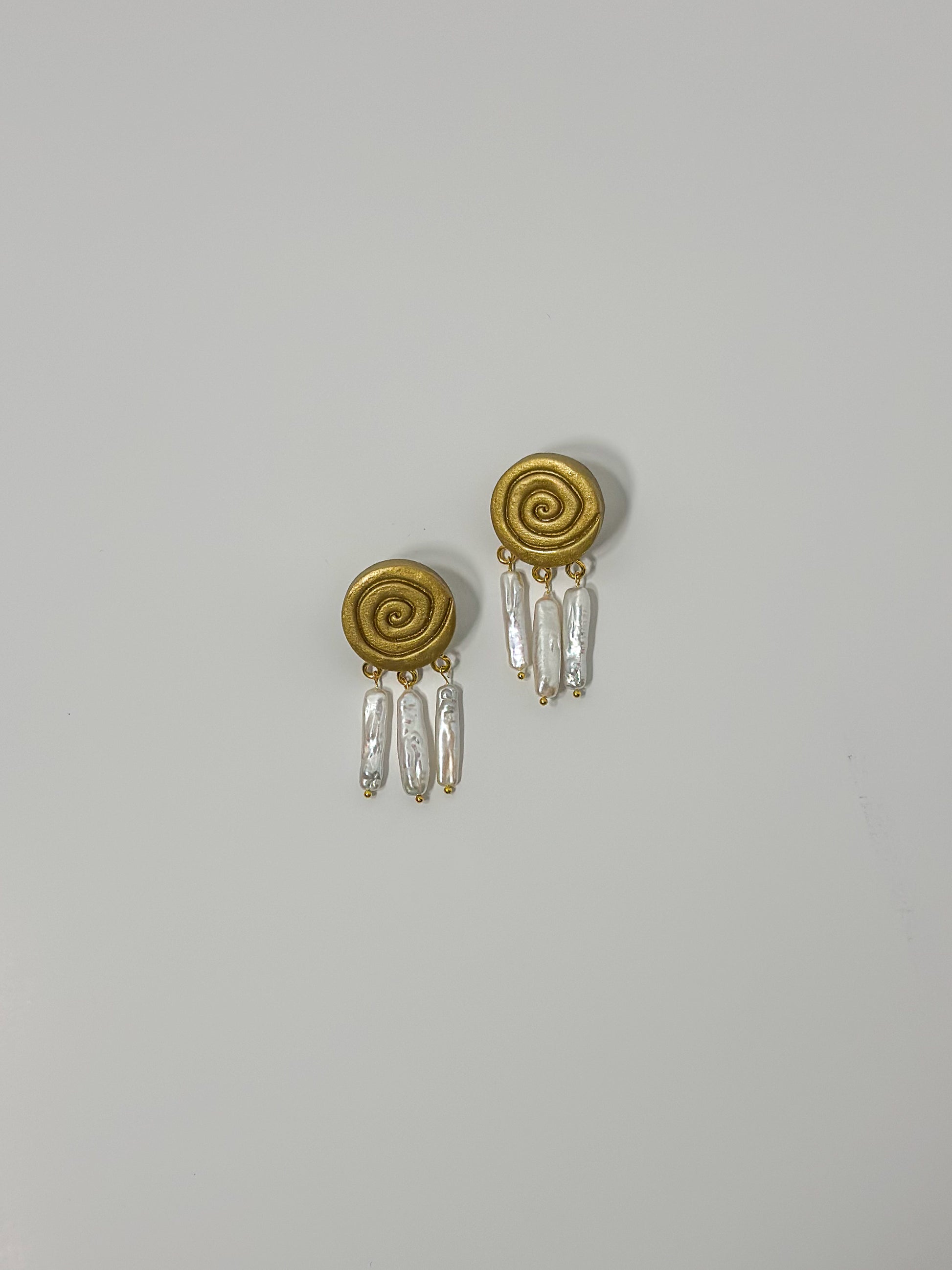 Handmade gold spiral earrings with three baroque pearls. Elegant and unique, ideal for bridal jewelry.